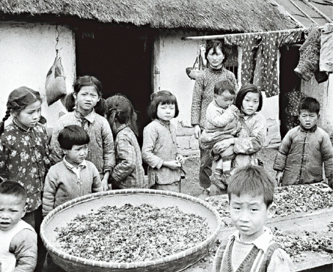 內地1959年至1961年間爆發大饑荒,兒童以菜乾果腹。 內地1959年至1961年間爆發大饑荒,兒童以菜乾果腹。