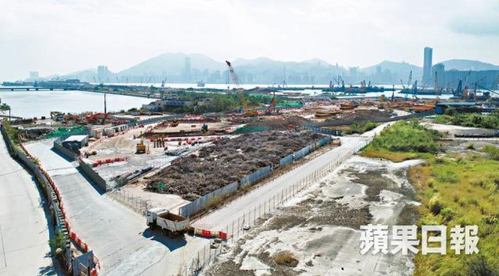 【啟德】啟德發展區臨時木料廢物收集處共有兩萬公噸廢木運往堆填區。彭志行攝 【啟德】啟德發展區臨時木料廢物收集處共有兩萬公噸廢木運往堆填區。彭志行攝