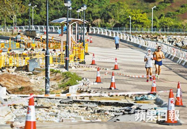 【將軍澳】因部份路面在山竹吹襲期間損毀,將軍澳南海濱長廊單車徑被「腰斬」封閉。朱永倫攝單車徑地面瀝青損壞,有工人清理路面,相信將重鋪瀝青。 【將軍澳】因部份路面在山竹吹襲期間損毀,將軍澳南海濱長廊單車徑被「腰斬」封閉。朱永倫攝單車徑地面瀝青損壞,有工人清理路面,相信將重鋪瀝青。