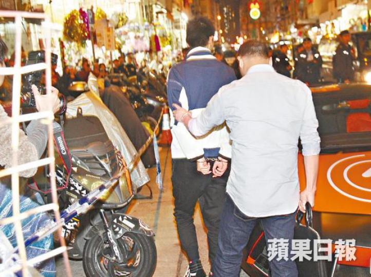 黃鉦傑昨晚被鎖上手銬,押返深水埗派錢現場調查。警員在林寶堅尼撿取車cam錄像搜證。溫瑞麟攝警員押幣少爺上警車後,遭幣少爺開fb live拍攝。 黃鉦傑昨晚被鎖上手銬,押返深水埗派錢現場調查。警員在林寶堅尼撿取車cam錄像搜證。溫瑞麟攝警員押幣少爺上警車後,遭幣少爺開fb live拍攝。