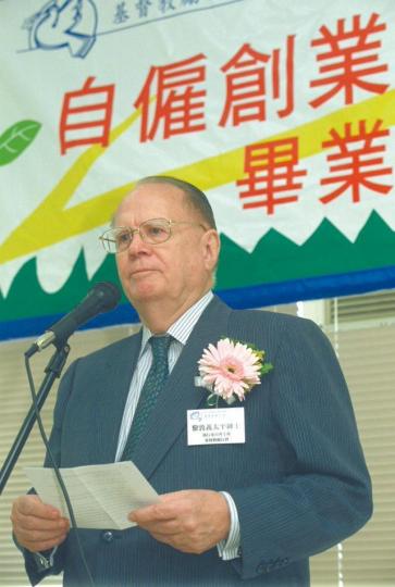 時任新界民政署長黎敦義1971年表明為處理市民每日居住需要,故推出丁屋政策。1972年的政府公告提及新界小型屋宇政策屬發展新界郊野地區的臨時措施。一份1971年政府文件顯示政府曾討論丁屋申請人需有真正住屋需要,包括結婚或準備結婚、或現時居住密度超出負荷。 時任新界民政署長黎敦義1971年表明為處理市民每日居住需要,故推出丁屋政策。1972年的政府公告提及新界小型屋宇政策屬發展新界郊野地區的臨時措施。一份1971年政府文件顯示政府曾討論丁屋申請人需有真正住屋需要,包括結婚或準備結婚、或現時居住密度超出負荷。
