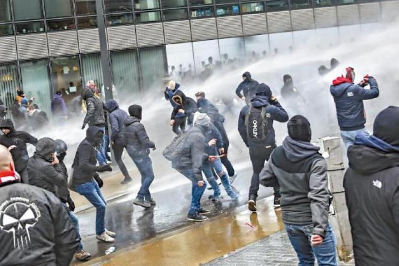 比利時的右翼及極右組織抗議總理簽署《全球移民協議》。 比利時的右翼及極右組織抗議總理簽署《全球移民協議》。