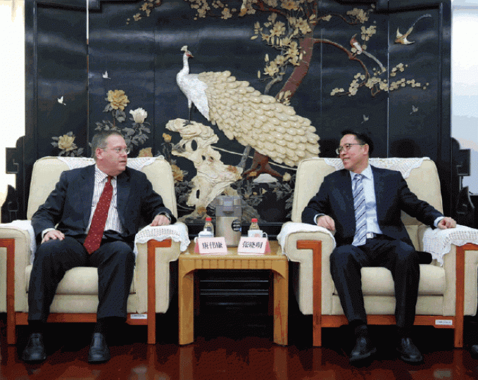 美國駐港總領事唐偉康(左)與港澳辦主任張曉明(右)早前在北京見面。 美國駐港總領事唐偉康(左)與港澳辦主任張曉明(右)早前在北京見面。