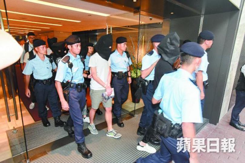 警方今年7月到涉及倫敦金騙案的天裕集團展開拘捕行動,向黃鉦傑轉讓幣少集團有限公司股份的劉志堅正是天裕前董事。原名關梓傑的黃鉦傑與開設賭波網「大賭李嘉誠」的陳冠霖為好友。互聯網黃鉦傑多次開辦講座推銷虛擬貨幣。幣少爺昨晚被警員押返位於荃灣的辦公室蒐證。馬耀文攝 警方今年7月到涉及倫敦金騙案的天裕集團展開拘捕行動,向黃鉦傑轉讓幣少集團有限公司股份的劉志堅正是天裕前董事。原名關梓傑的黃鉦傑與開設賭波網「大賭李嘉誠」的陳冠霖為好友。互聯網黃鉦傑多次開辦講座推銷虛擬貨幣。幣少爺昨晚被警員押返位於荃灣的辦公室蒐證。馬耀文攝