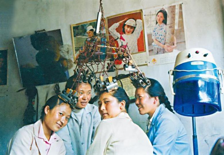 【改革開放社會面貌】1985年,雲南農村婦女初次到髮廊電髮。改革開放前,女性的髮型千篇一律,多是齊耳短髮或紮辮。 【改革開放社會面貌】1985年,雲南農村婦女初次到髮廊電髮。改革開放前,女性的髮型千篇一律,多是齊耳短髮或紮辮。