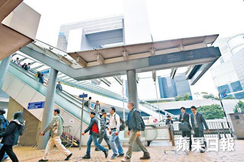 薪常會報告書指出公私營機構畢業生起薪差距擴至19.8%。 薪常會報告書指出公私營機構畢業生起薪差距擴至19.8%。