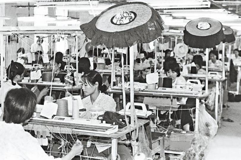 【改革開放社會面貌】1982年,廣東東莞的製衣廠女工將客家裙式遮陽帽掛在衣車上。 【改革開放社會面貌】1982年,廣東東莞的製衣廠女工將客家裙式遮陽帽掛在衣車上。