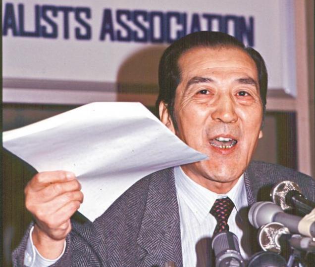 1989年5月，袁木在記者會宣佈不與北大學生自聯會對話，指學生背後有人在挑動搞事。六四解放軍血腥鎮壓民運，巿民把中槍者抬上三輪車送往醫院。資料圖片袁木因一張打高球的照片，曾掀起一陣有關他移民美國的傳言。互聯網1989年4月29日，袁木（右一）與官方指派的北京16所高校代表進行對話。互聯網