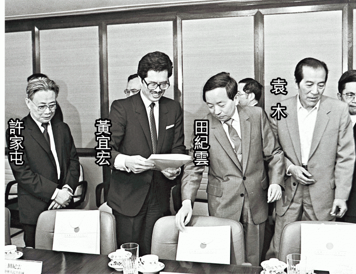 袁木和許家屯在1988年陪同副總理田紀雲參觀港聯交所,獲黃宜宏接待。 袁木和許家屯在1988年陪同副總理田紀雲參觀港聯交所,獲黃宜宏接待。