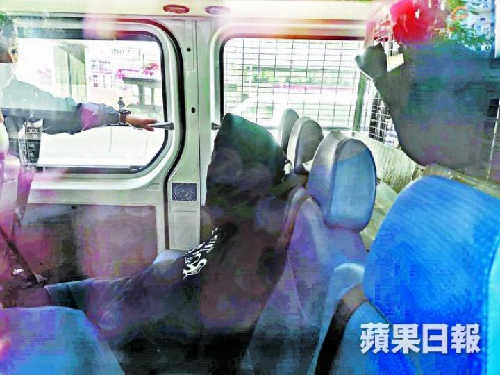 被捕賊人蒙面帶署調查。文兆麟攝 被捕賊人蒙面帶署調查。文兆麟攝