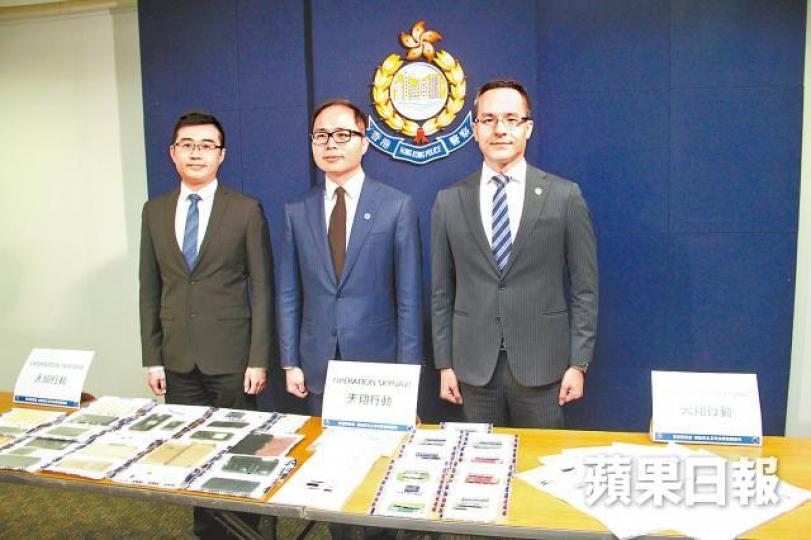 警方展開「天翔行動」打擊網購騙案,並透露今年首11個月的案件涉款3,990萬元。劉柏麟攝「天翔行動」中警方撿獲大量信用卡等證物。 警方展開「天翔行動」打擊網購騙案,並透露今年首11個月的案件涉款3,990萬元。劉柏麟攝「天翔行動」中警方撿獲大量信用卡等證物。