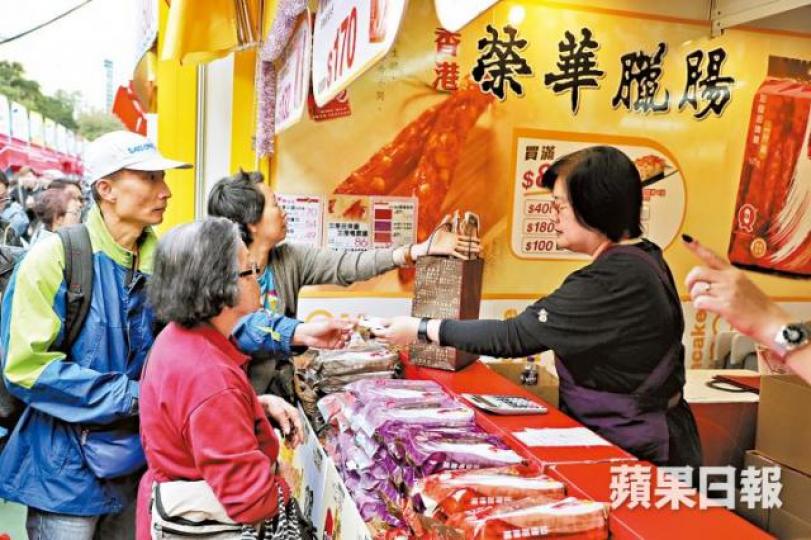 香港也被台灣劃入非洲豬瘟疫區,港產臘肉和臘腸均被禁入台。許頌明攝網傳內地非洲豬瘟疫區的病死豬太多,「收屍都來不及」。互聯網何姓大陸新娘(下圖右)因帶15塊豬肉乾入台被罰20萬元新台幣。台灣《蘋果日報》 香港也被台灣劃入非洲豬瘟疫區,港產臘肉和臘腸均被禁入台。許頌明攝網傳內地非洲豬瘟疫區的病死豬太多,「收屍都來不及」。互聯網何姓大陸新娘(下圖右)因帶15塊豬肉乾入台被罰20萬元新台幣。台灣《蘋果日報》