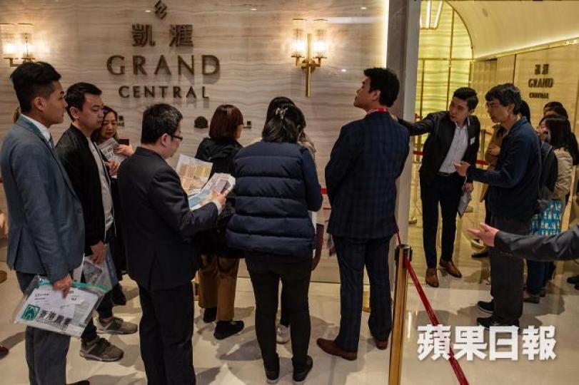 凱滙準買家分批進場揀樓,秩序井然。方家遠攝 凱滙準買家分批進場揀樓,秩序井然。方家遠攝