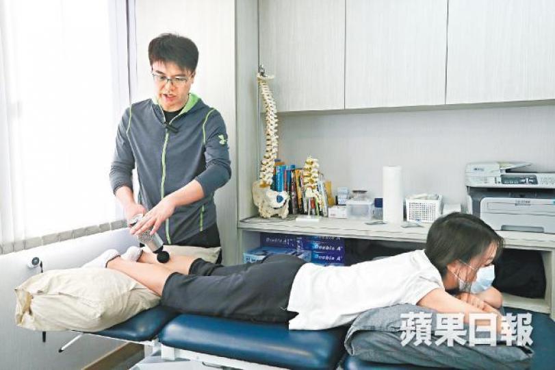 物理治療師黃瑞奇稱,按摩槍只適用於大組肌肉。易仰民攝 物理治療師黃瑞奇稱,按摩槍只適用於大組肌肉。易仰民攝
