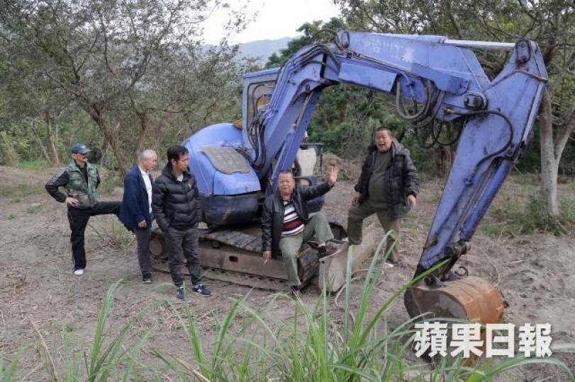 早前有沙螺洞村民坐在推土機上,阻止綠色力量成員和義工做保育工作。資料圖片 早前有沙螺洞村民坐在推土機上,阻止綠色力量成員和義工做保育工作。資料圖片