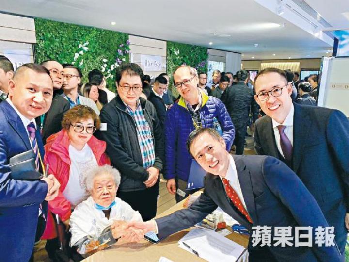 一名98歲婆婆以約1,900萬元購入凱滙單位後,在售樓處與信置營業部聯席董事田兆源握手合照。 一名98歲婆婆以約1,900萬元購入凱滙單位後,在售樓處與信置營業部聯席董事田兆源握手合照。