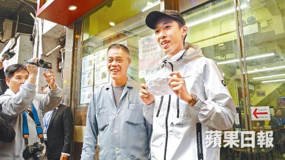「幣少爺」黃鉦傑昨到北河飯店購買飯票後,手持單據與明哥合照。簡明恩攝龍心女友手持鈔票截停幣少爺座駕。龍心被警員制止派錢,一度跌坐在地。 「幣少爺」黃鉦傑昨到北河飯店購買飯票後,手持單據與明哥合照。簡明恩攝龍心女友手持鈔票截停幣少爺座駕。龍心被警員制止派錢,一度跌坐在地。