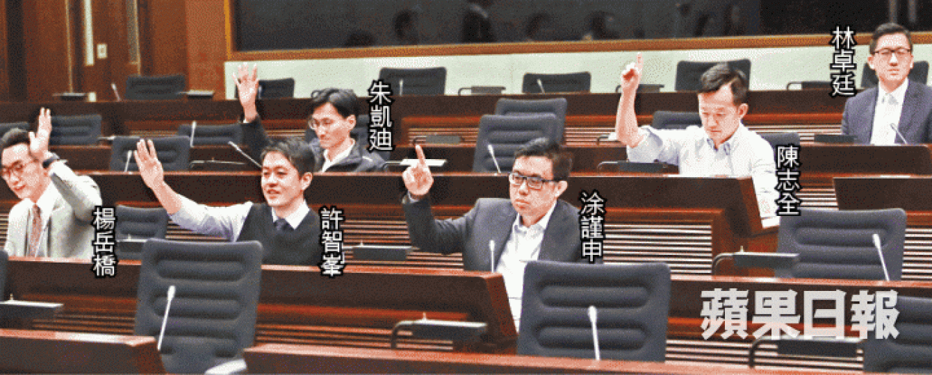 一眾泛民議員在議會舉手發言,狙擊鄭若驊消失一事。謝榮耀攝 一眾泛民議員在議會舉手發言,狙擊鄭若驊消失一事。謝榮耀攝