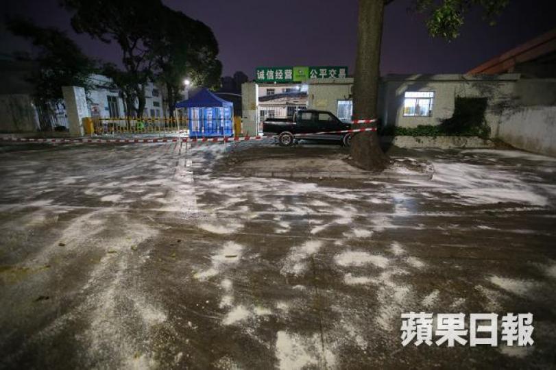爆發疫情的珠海市食品有限公司肉類聯合加工廠地上撒滿白色消毒粉。 爆發疫情的珠海市食品有限公司肉類聯合加工廠地上撒滿白色消毒粉。