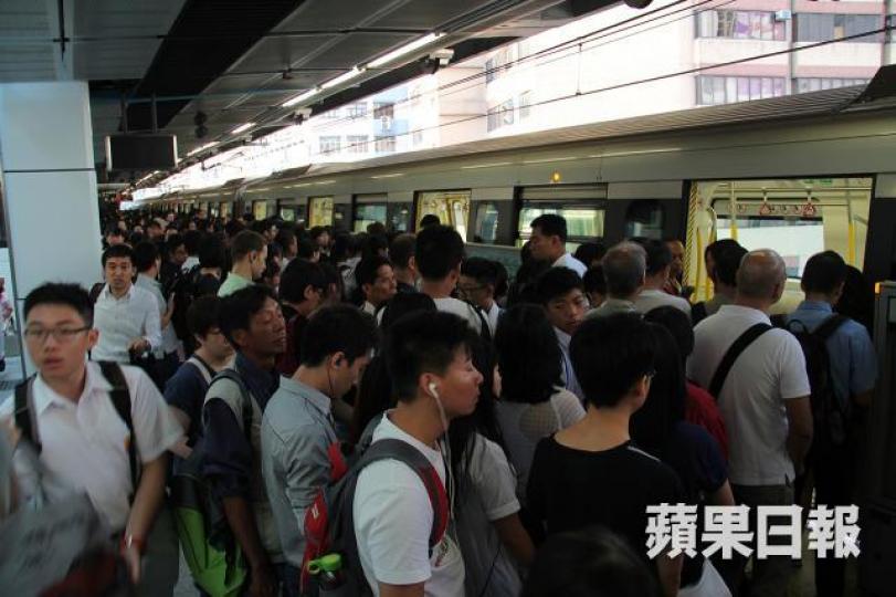 觀塘人口大增,公共交通的承載能力瀕臨「爆煲」,港鐵應重新考慮擴建觀塘站,重拾社會責任。資料圖 觀塘人口大增,公共交通的承載能力瀕臨「爆煲」,港鐵應重新考慮擴建觀塘站,重拾社會責任。資料圖
