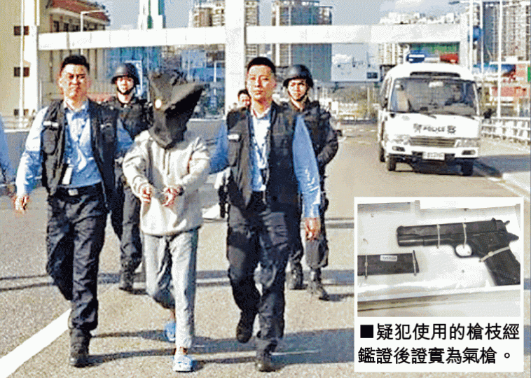 公安昨在落馬洲大橋將疑犯移交香港警方。互聯網 公安昨在落馬洲大橋將疑犯移交香港警方。互聯網