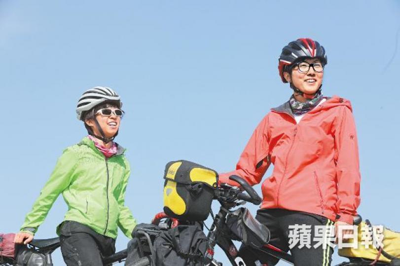 Corey(左)和Joey出發前一起到過台灣踏單車環島遊,之前並不認識,卻能順利完成19個月的環球旅程。19個月經歷春夏秋冬,更在土耳其首次嘗試滑雪。塔吉克斯坦所經之處都是原始的土路和石頭路地景風貌。伊朗遇上「怪叔叔」送底褲,還要求兩女穿給他看。在吉爾吉斯「放假」時,二人請了導遊帶領騎馬上山。被訪者提供圖片帕米爾高原是旅程中最高海拔的地方,杳無人煙,只見牛羊。 Corey(左)和Joey出發前一起到過台灣踏單車環島遊,之前並不認識,卻能順利完成19個月的環球旅程。19個月經歷春夏秋冬,更在土耳其首次嘗試滑雪。塔吉克斯坦所經之處都是原始的土路和石頭路地景風貌。伊朗遇上「怪叔叔」送底褲,還要求兩女穿給他看。在吉爾吉斯「放假」時,二人請了導遊帶領騎馬上山。被訪者提供圖片帕米爾高原是旅程中最高海拔的地方,杳無人煙,只見牛羊。
