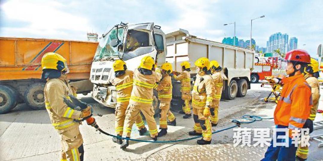 消防員撬開車門拯救被困司機。 消防員撬開車門拯救被困司機。