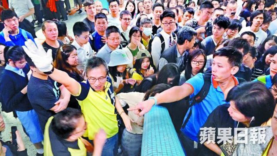 10月16日早上繁忙時間港鐵四綫失陷,其中九龍塘站逼爆。資料圖片 10月16日早上繁忙時間港鐵四綫失陷,其中九龍塘站逼爆。資料圖片