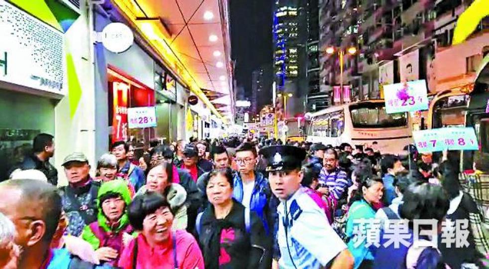 荃 灣行人路逼滿團友和領隊,旅遊巴涉違泊,但在場警員未能執法。土瓜灣居民投訴內地客阻擋大廈門口難出入。 荃 灣行人路逼滿團友和領隊,旅遊巴涉違泊,但在場警員未能執法。土瓜灣居民投訴內地客阻擋大廈門口難出入。