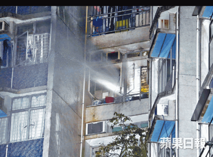 消防員約半小時後將火救熄。黃江奇攝懷疑燒炭自殺的男子送院後不治。黎志偉攝 消防員約半小時後將火救熄。黃江奇攝懷疑燒炭自殺的男子送院後不治。黎志偉攝
