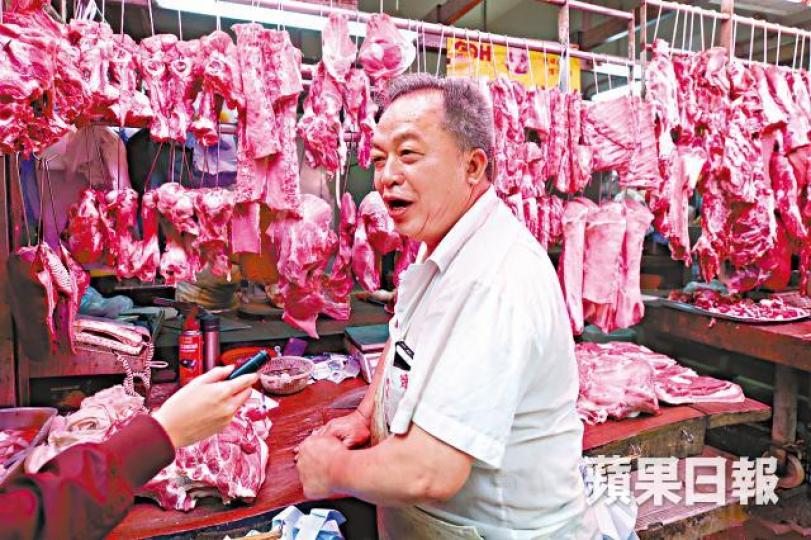 肉檔職員劉先生不擔心豬肉銷情。謝榮耀攝 肉檔職員劉先生不擔心豬肉銷情。謝榮耀攝