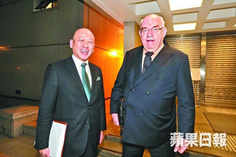 戴啟思(右)指鄭若驊需為UGL案檢控最後決定負責;旁為大律師公會副主席彭耀鴻。何頴賢攝 戴啟思(右)指鄭若驊需為UGL案檢控最後決定負責;旁為大律師公會副主席彭耀鴻。何頴賢攝