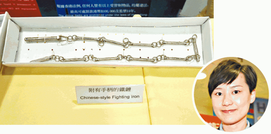 鄭紫妍督察(圓圖)展示撿獲的「九節鞭」,指有旅客如皮帶般扣在腰間入境。 鄭紫妍督察(圓圖)展示撿獲的「九節鞭」,指有旅客如皮帶般扣在腰間入境。