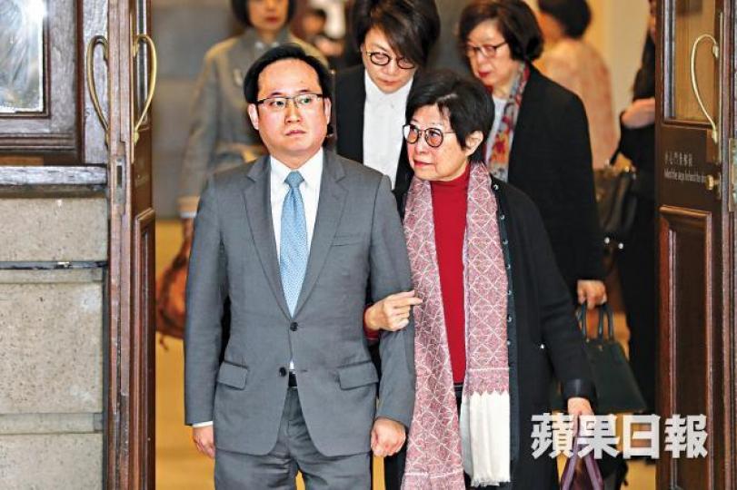 曾太鮑笑薇和幼子曾慶淳散庭後沒回應記者提問。 曾太鮑笑薇和幼子曾慶淳散庭後沒回應記者提問。