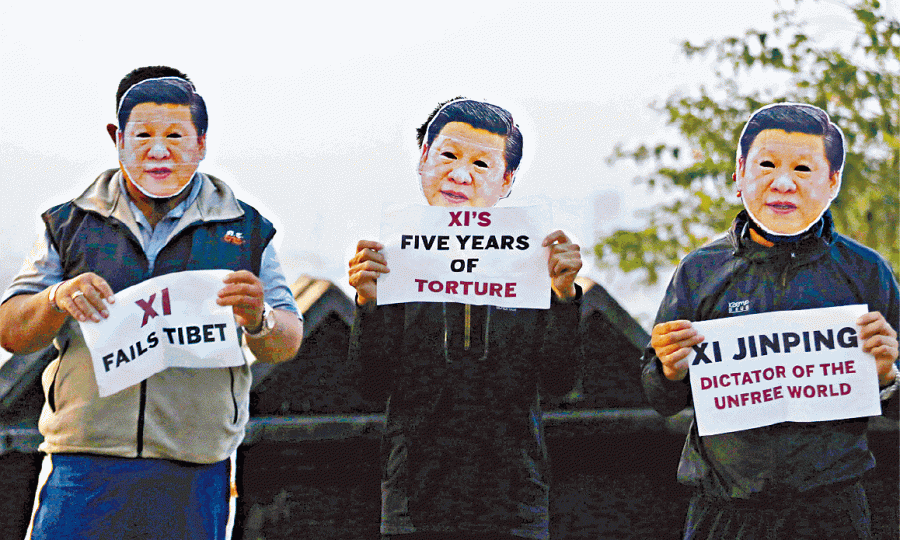 去年十九大前,尼泊爾藏民戴着習近平面具抗議高壓管治。 去年十九大前,尼泊爾藏民戴着習近平面具抗議高壓管治。