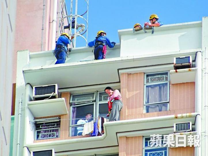 婦人抱着男嬰走出單位簷篷危站,消防飛將軍在樓上戒備,談判專家則在單位內展開游說。張家豪攝男嬰事後由女警抱住送院檢查。 婦人抱着男嬰走出單位簷篷危站,消防飛將軍在樓上戒備,談判專家則在單位內展開游說。張家豪攝男嬰事後由女警抱住送院檢查。