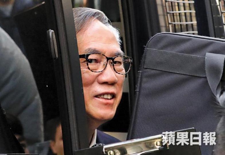 有別以往一臉嚴肅,曾蔭權昨展露笑顏、從容到庭聽審。李家皓攝 有別以往一臉嚴肅,曾蔭權昨展露笑顏、從容到庭聽審。李家皓攝