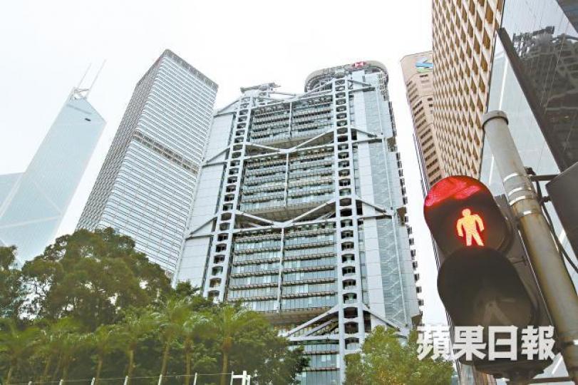 雖然儲局調高利率0.25厘,本地銀行卻「停一停」,沒有跟隨加息。資料圖片儲局主席鮑威爾暗示明年將加息兩次,並稱暫沒需要更改每月減少買債規模。路透社 雖然儲局調高利率0.25厘,本地銀行卻「停一停」,沒有跟隨加息。資料圖片儲局主席鮑威爾暗示明年將加息兩次,並稱暫沒需要更改每月減少買債規模。路透社