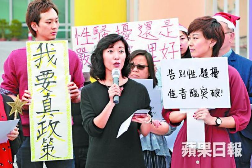 兩名性侵受害人昨到沙田突破青年村外請願及遞交逾千簽名。黃耀興攝 兩名性侵受害人昨到沙田突破青年村外請願及遞交逾千簽名。黃耀興攝