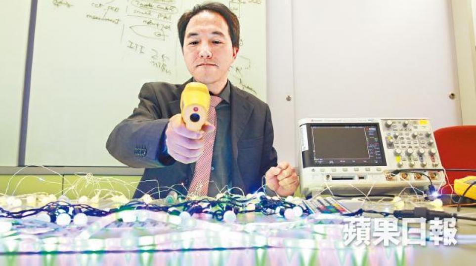 理大電機工程學系鄭家偉指檢測的五款燈飾,出現兩腳插頭不合香港標準及欠缺雙重絕緣等危機。張 軍攝使用電池充電燈飾的膠盒印有FIASH字樣,料為FLASH之誤,可見製作兒戲。 理大電機工程學系鄭家偉指檢測的五款燈飾,出現兩腳插頭不合香港標準及欠缺雙重絕緣等危機。張 軍攝使用電池充電燈飾的膠盒印有FIASH字樣,料為FLASH之誤,可見製作兒戲。