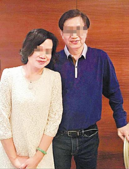 女事主與男死者各有家室,兩人疑譜出黃昏戀,最終相約到酒店服藥殉情,結果男死女獲救。互聯網警方撿獲漂白水、消毒藥水及酒樽等證物。 女事主與男死者各有家室,兩人疑譜出黃昏戀,最終相約到酒店服藥殉情,結果男死女獲救。互聯網警方撿獲漂白水、消毒藥水及酒樽等證物。