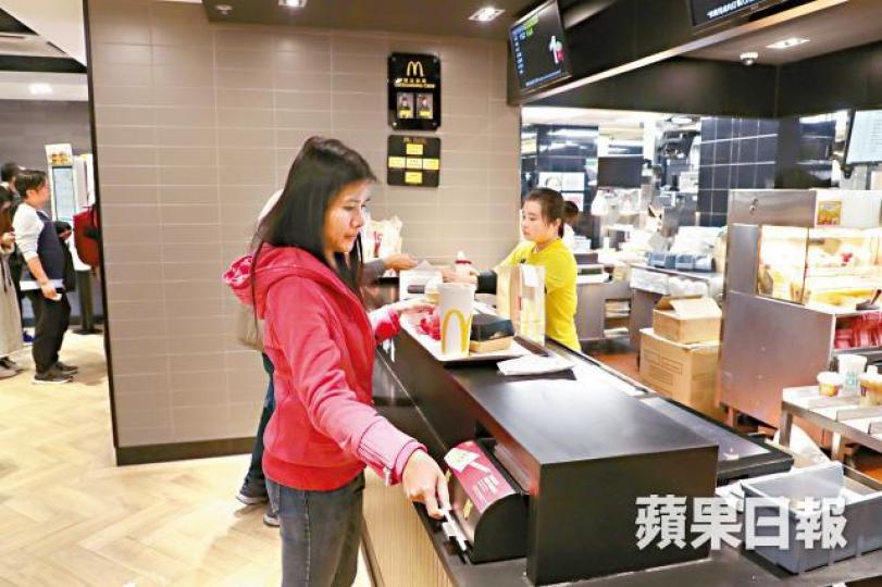 麥當勞宣佈下周一起全線分店停派膠飲管。大家樂將於1月1日起全面停用膠飲管。 麥當勞宣佈下周一起全線分店停派膠飲管。大家樂將於1月1日起全面停用膠飲管。