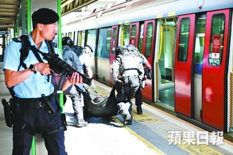 鐵路應變部隊昨在馬場站演習,模擬制服持槍的恐怖分子。李家皓攝 鐵路應變部隊昨在馬場站演習,模擬制服持槍的恐怖分子。李家皓攝