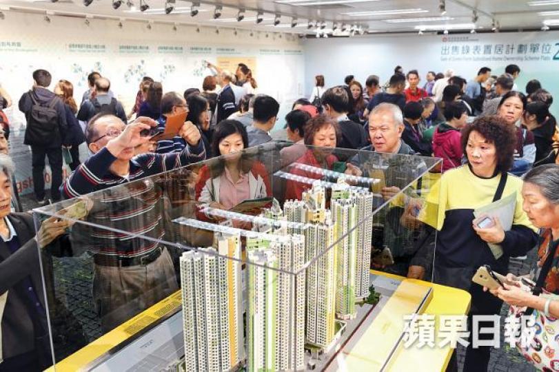 綠置居昨首日派表,吸引約2,600人次參觀。馬泉崇攝多名市民索取綠置居申請表。 綠置居昨首日派表,吸引約2,600人次參觀。馬泉崇攝多名市民索取綠置居申請表。