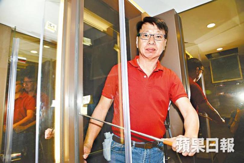 詹sir發現單位浴室企缸的玻璃膠遭割爛。洗手盆水喉無漏水,但有一個水管喉碼損壞。 詹sir發現單位浴室企缸的玻璃膠遭割爛。洗手盆水喉無漏水,但有一個水管喉碼損壞。