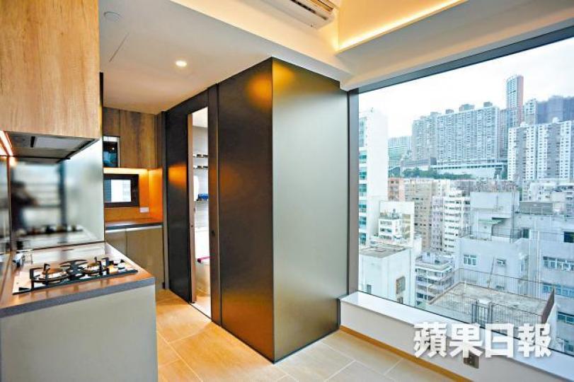 雖然外望樓景,但尚算開揚。設計師陳豊贊建議,善用組合櫃擴空間。 雖然外望樓景,但尚算開揚。設計師陳豊贊建議,善用組合櫃擴空間。