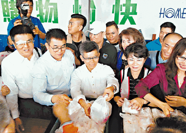 高雄前縣長楊秋興(中)昨協助派發美食。 台灣《蘋果日報》 高雄前縣長楊秋興(中)昨協助派發美食。 台灣《蘋果日報》