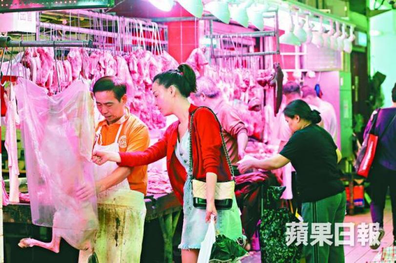 有肉檔職員稱生意額較平日少一成。王心義攝 有肉檔職員稱生意額較平日少一成。王心義攝