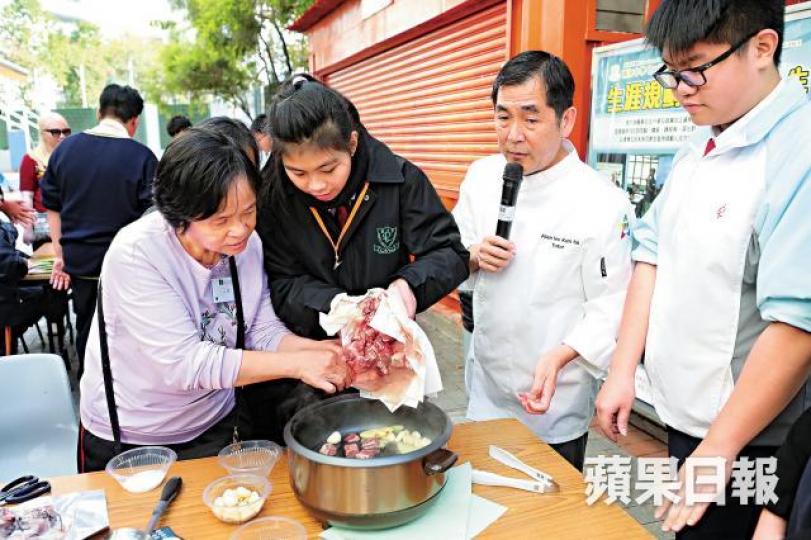 匯知中學學生與名廚合作教視障人士用電飯煲煮出佳餚。朱永倫攝 匯知中學學生與名廚合作教視障人士用電飯煲煮出佳餚。朱永倫攝