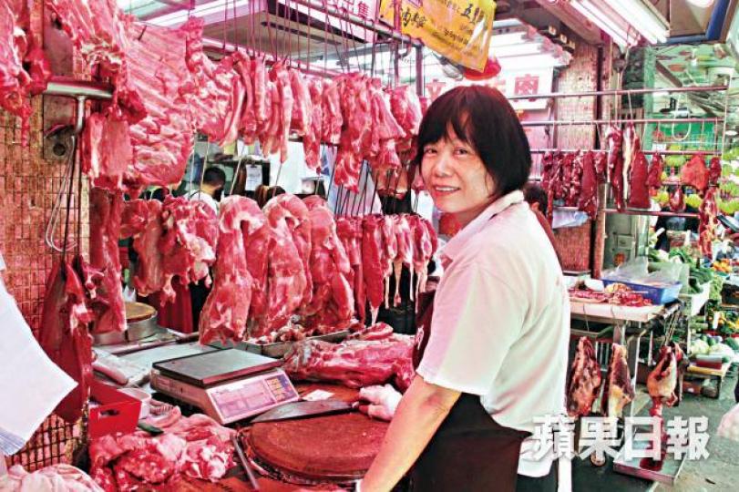 肉檔吳太稱今年生意遜往年。劉永明攝導演杜琪峯昨到九龍城街市買餸做冬。 肉檔吳太稱今年生意遜往年。劉永明攝導演杜琪峯昨到九龍城街市買餸做冬。